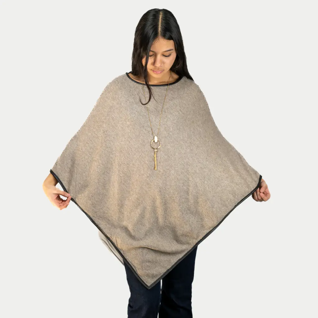 Poncho_bord_en_cuir_468F.webp