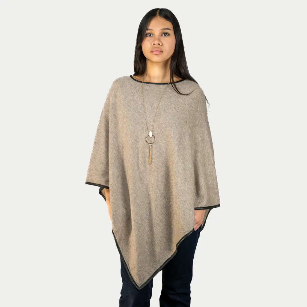 Poncho_bord_en_cuir_458F.webp