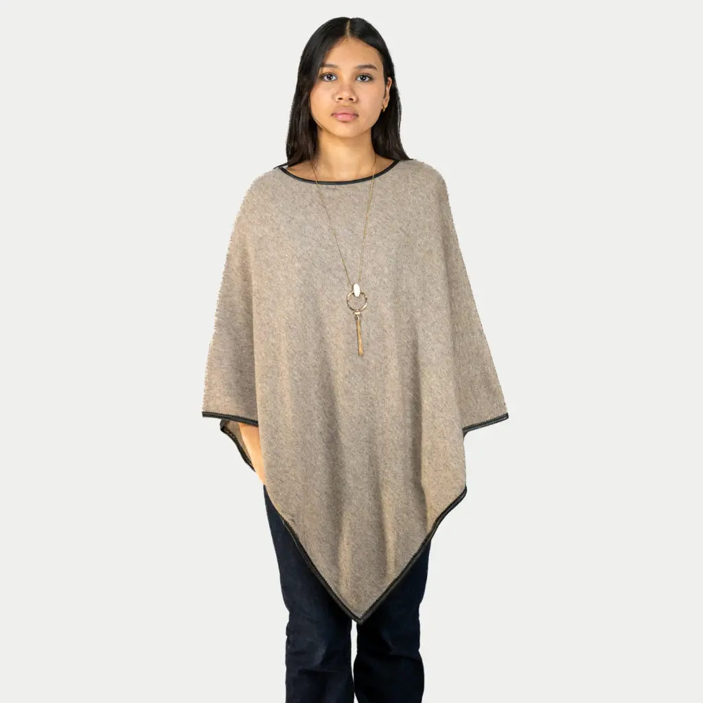 Poncho_bord_en_cuir_473F.webp