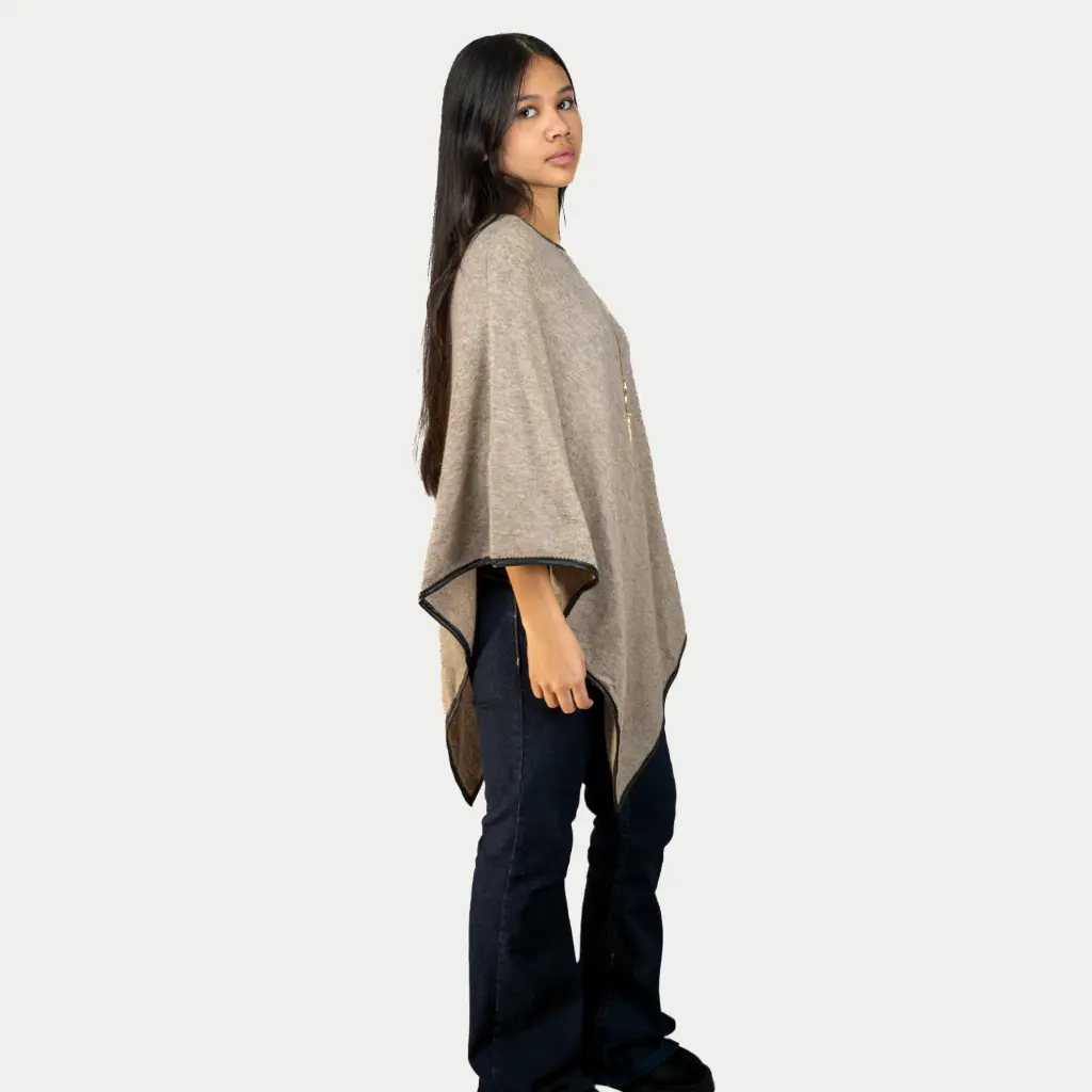 Poncho_bord_en_cuir_463F.webp